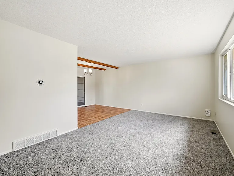 1087 Hathaway Dr — Photo 4