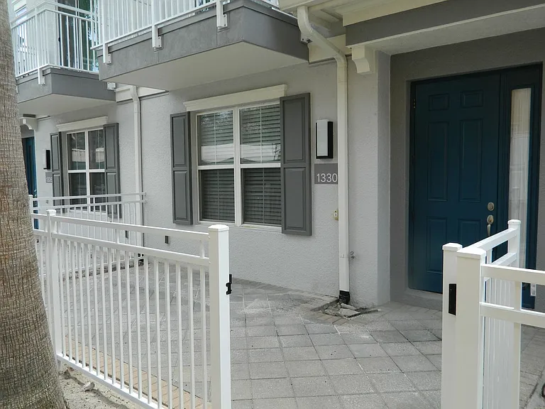 1330 Bolton Pl — Photo 2