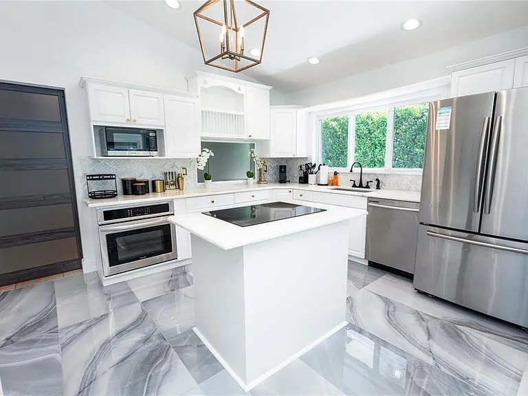 222 N Tradewinds Ave — Photo 9