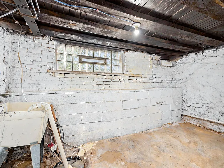 235 N Creighton St — Photo 17
