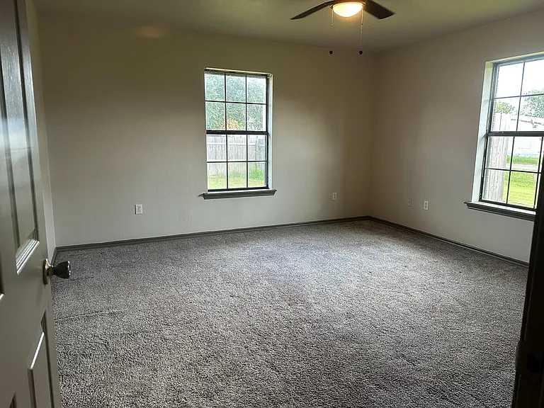 209 Travis St — Photo 6