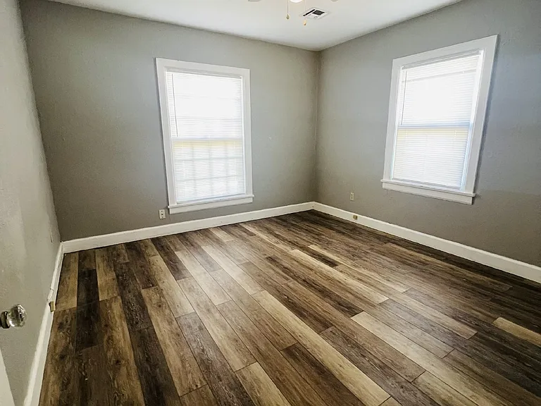 1213 W Oak Ave — Photo 6