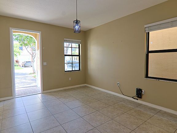 5th image of 634 NE 193RD Terrace