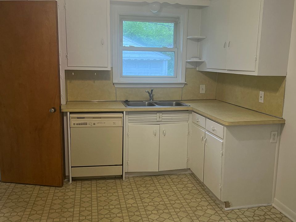 15600 Denby St, photo 3