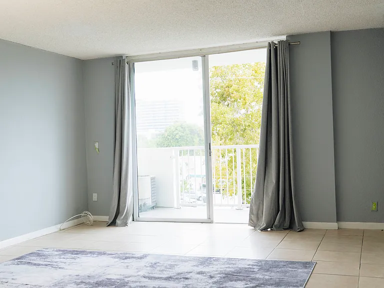 2000 NE 135th St #410 — Photo 5