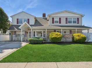 20 Ribbon Ln, Wantagh, NY 11793