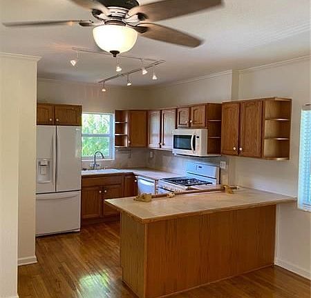 3rd image of 1109 NE 1st St #5