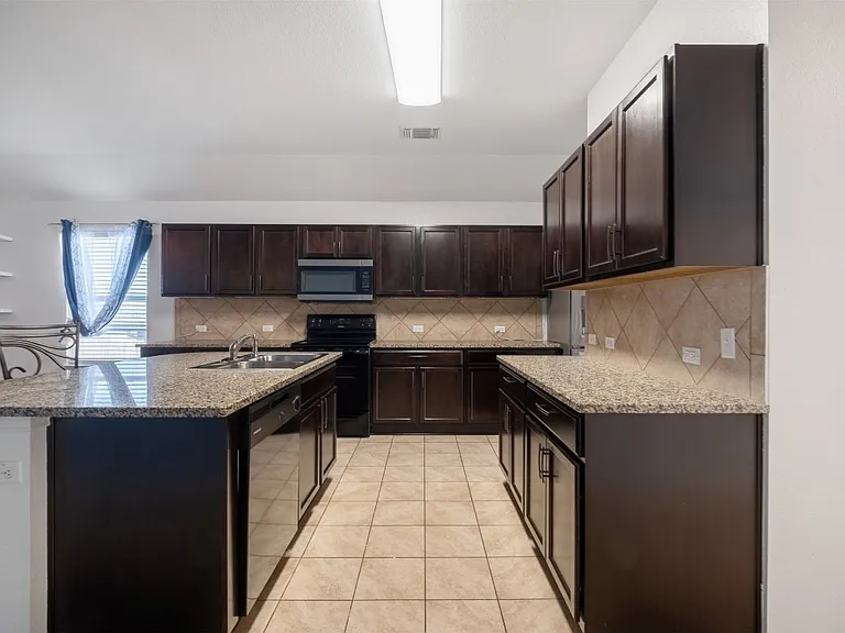 118 Leona River Trl — Photo 34