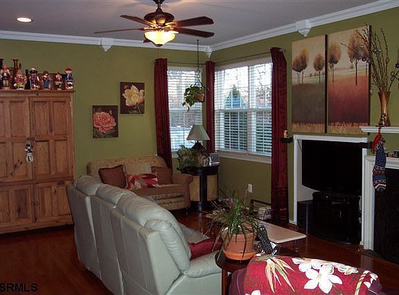 Family room w/ gas fireplace