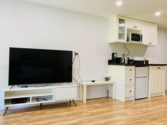 Living area, kitchenette