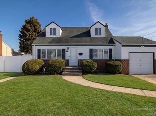 690 N Hamilton Avenue, Lindenhurst, NY 11757