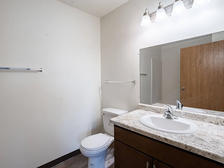 Moorhead, MN Woodstone Apartments | 31A | Bathroom