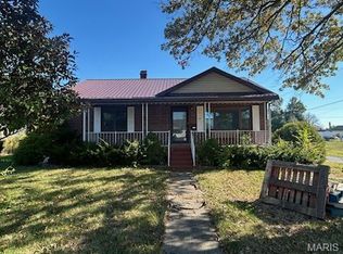 220 S Pine St, Saint Elmo, IL 62458