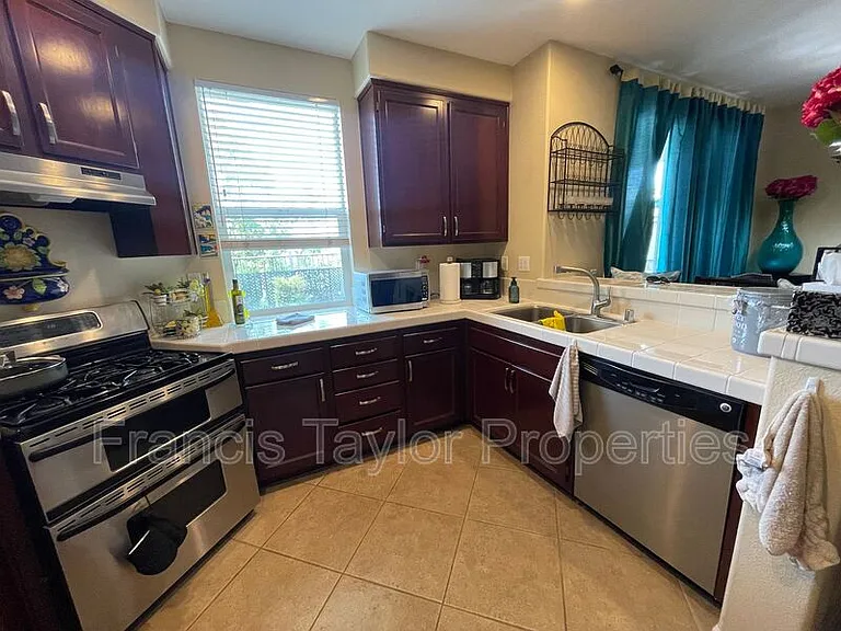 176 Aurora Ave — Photo 5
