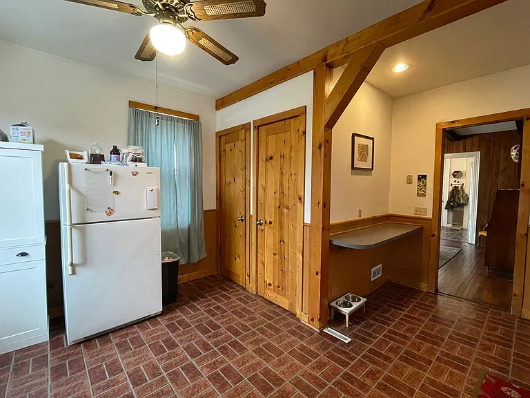 119 W Burke St — Photo 49