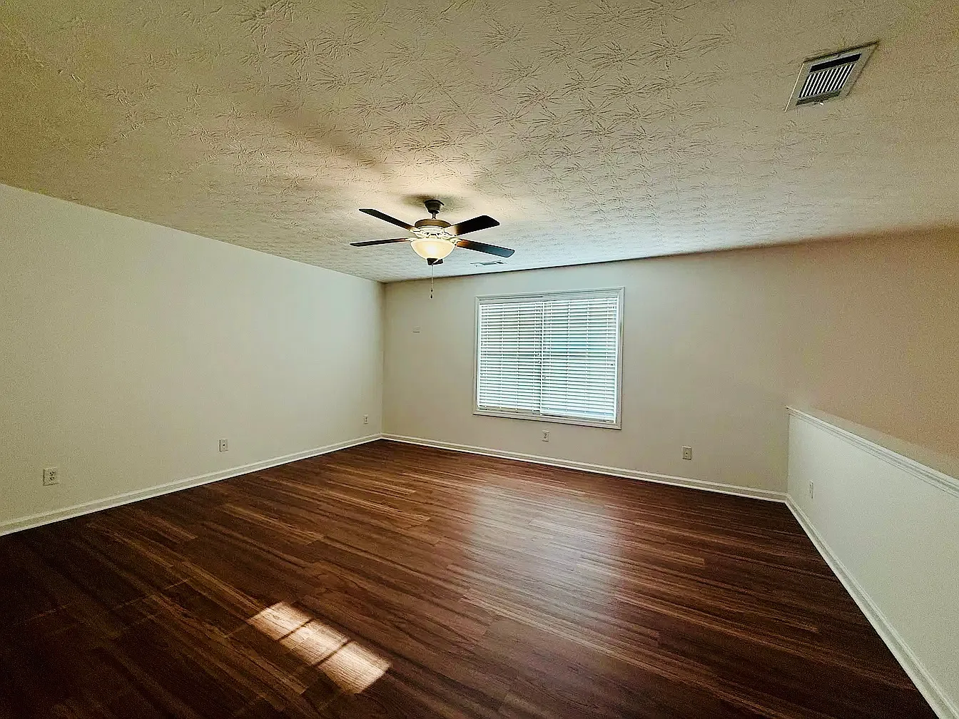 3 bed, 2402 sqft, $1,000 — Photo 4