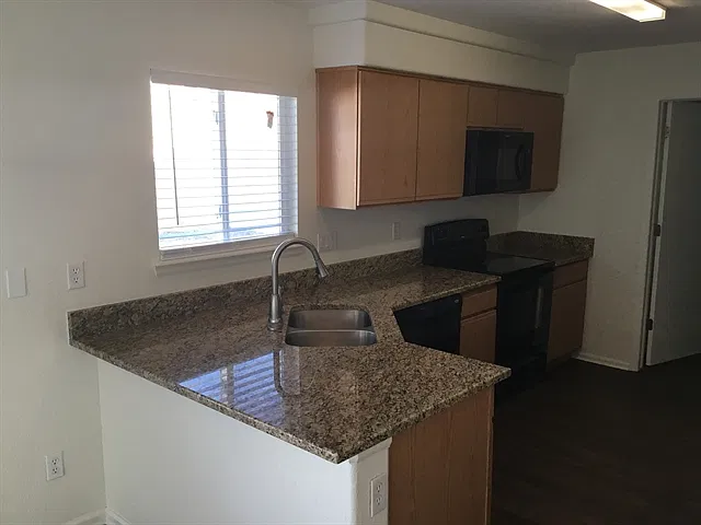 4 bed, 2.5 bath, 1845 sqft, $2,890 — Photo 4