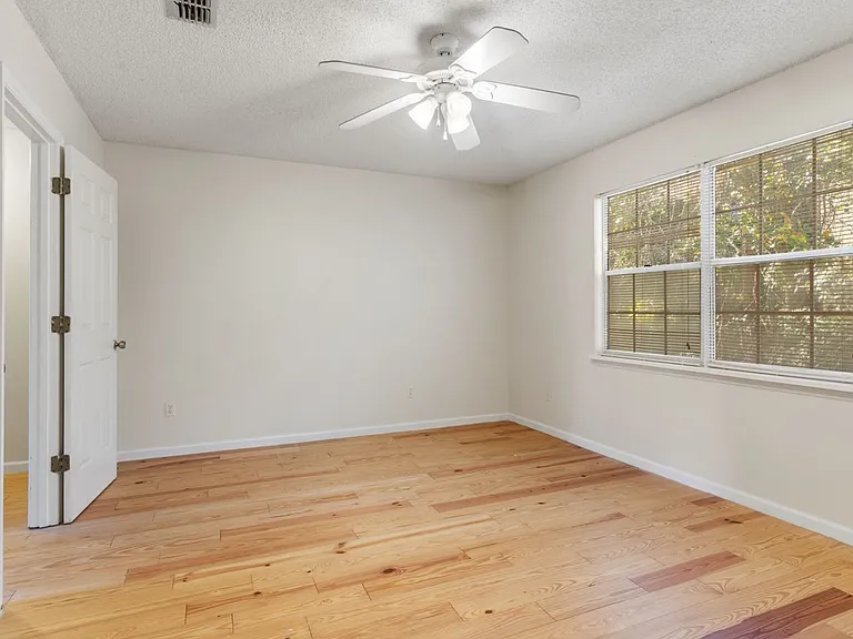 2372 Gregory Dr — Photo 17