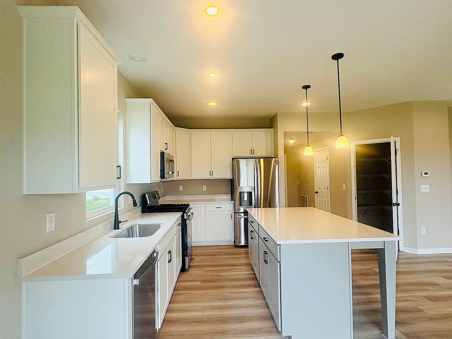 3 bed, 2.5 bath, 1908 sqft, $2,999 — Photo 4