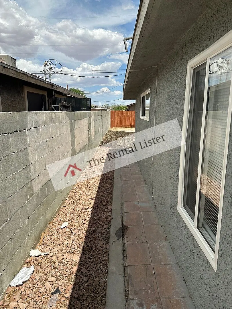 One story one bedroom Duplex Apartment, All Tile Floors All Appliances!! Big back yard!! — Photo 2