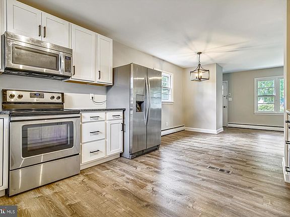 3rd image of 110 Dewey Dr
