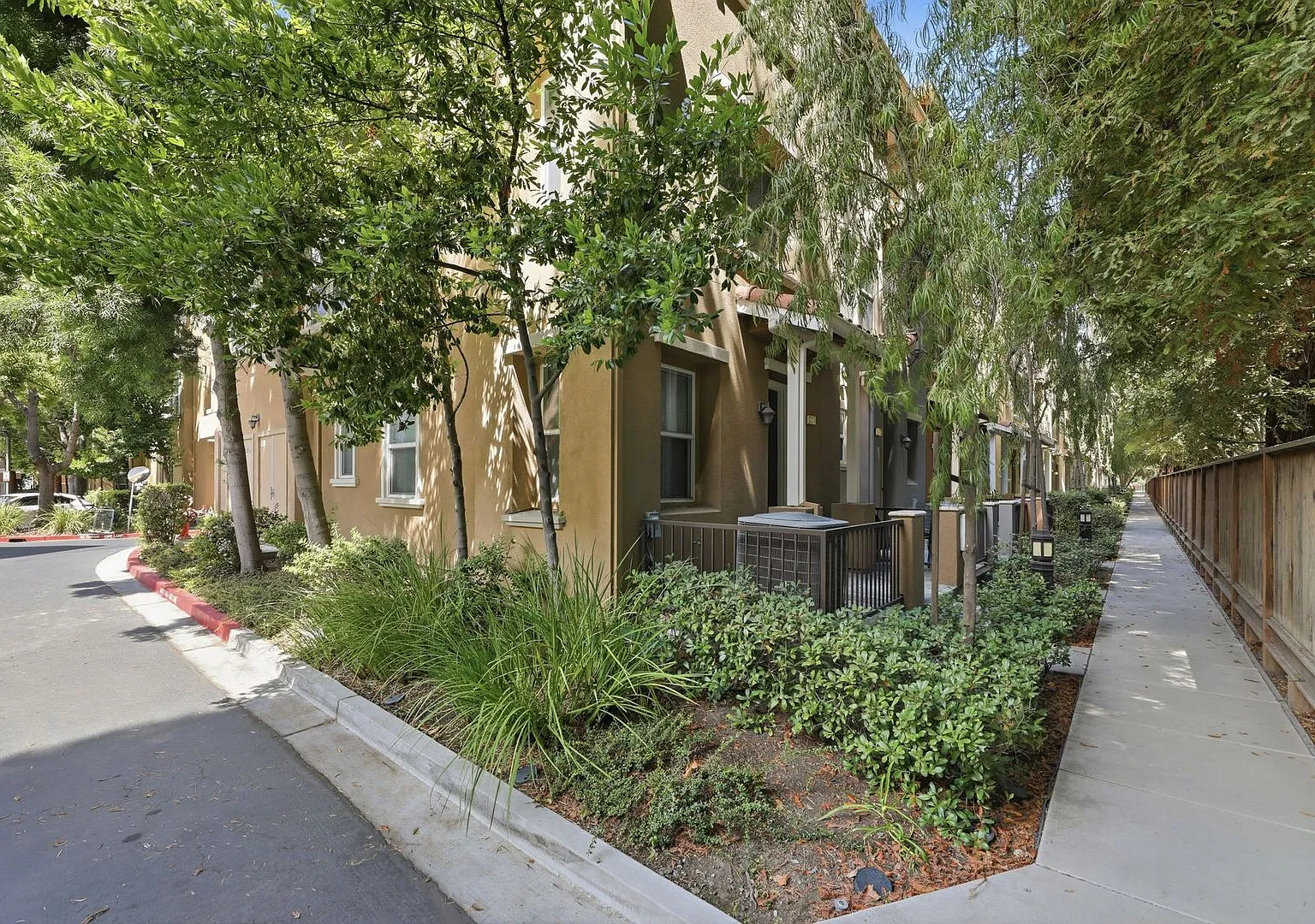 3BD/3BA - North San Jose Townhome, Two Primary Suites, 2-Car Garage — Photo 3