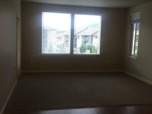 3rd image of 975 NE Discovery Dr Unit 205