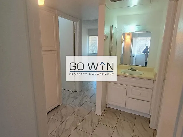 1102 W Cheryl Dr — Photo 2
