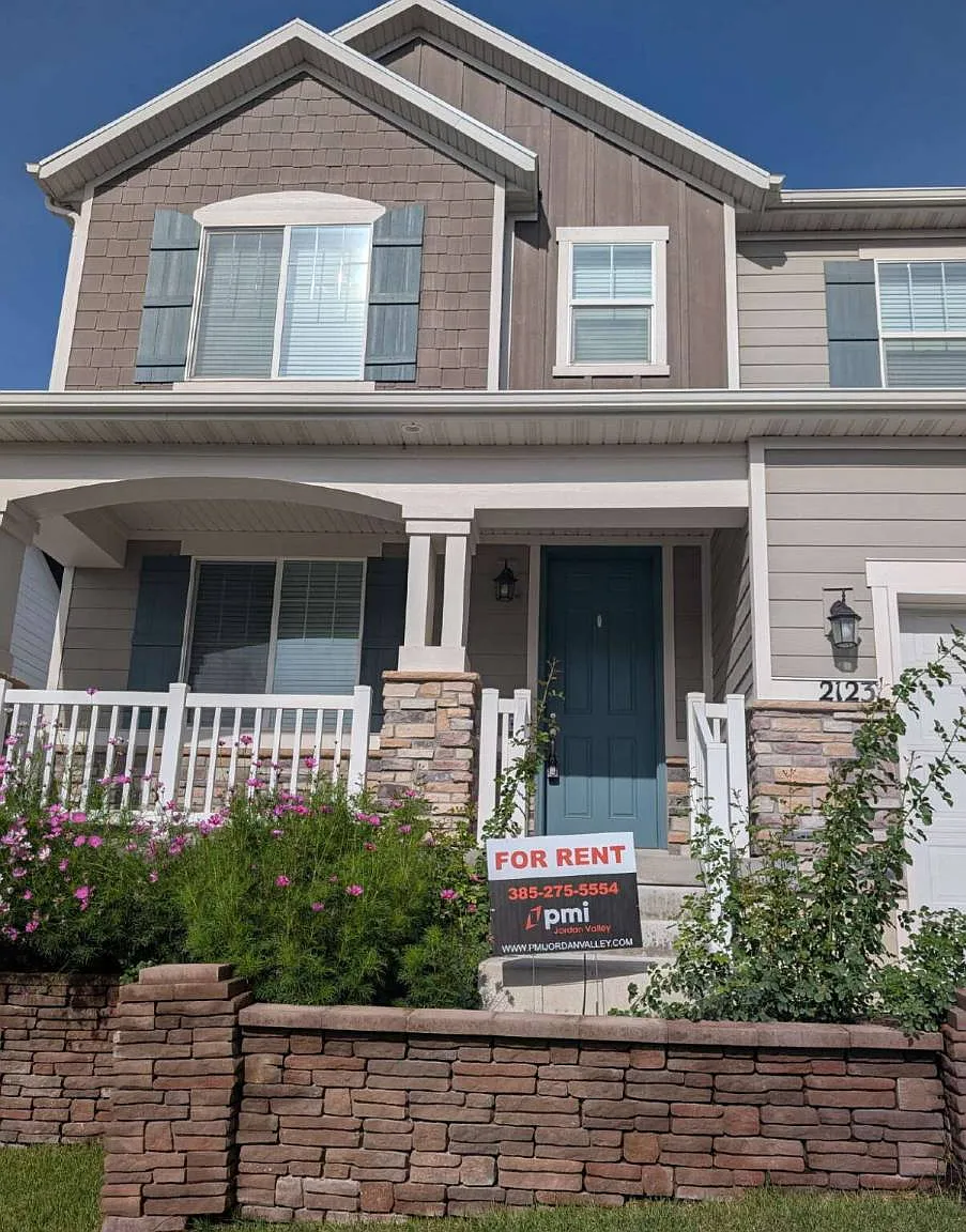 2123 N Wallflower Dr in Saratoga Springs, UT 84045 — Photo 2
