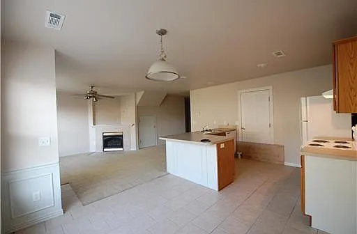 863 W Peachtree Dr — Photo 3