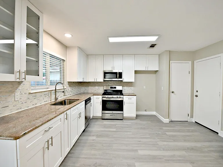 11214 Blackmoor Dr — Photo 9