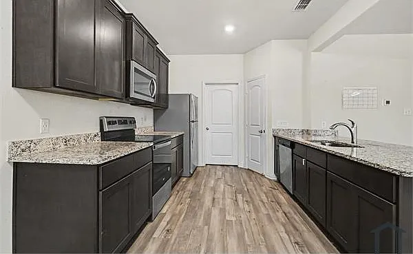 4 bed, 2131 sqft, $2,999 — Photo 2