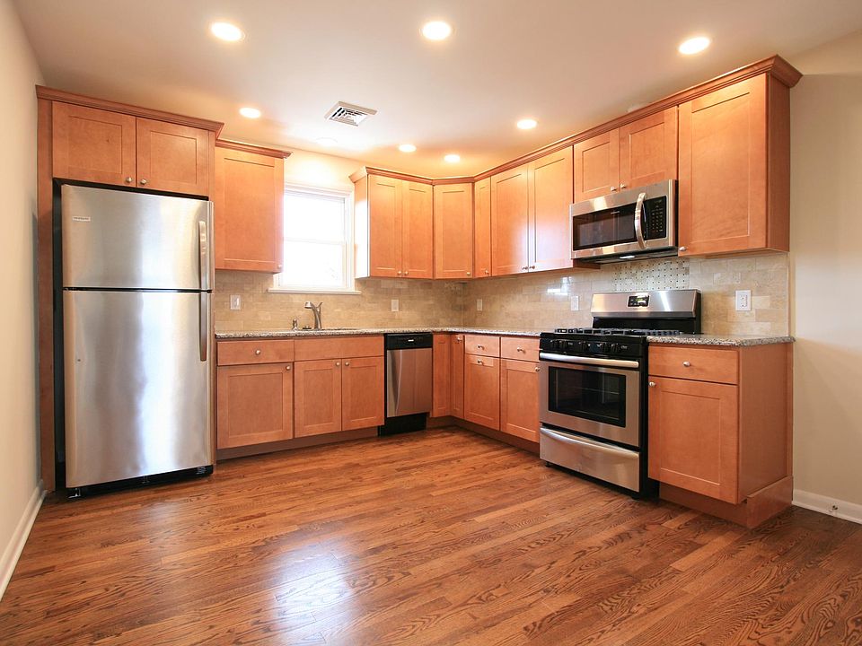 Large new eat in kitchen