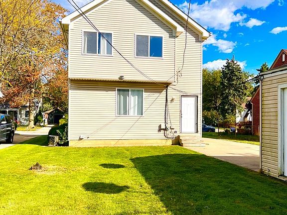 3rd image of 21839 Firwood Ave