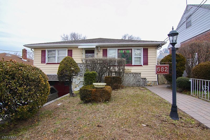 1st image of 682 Joralemon St