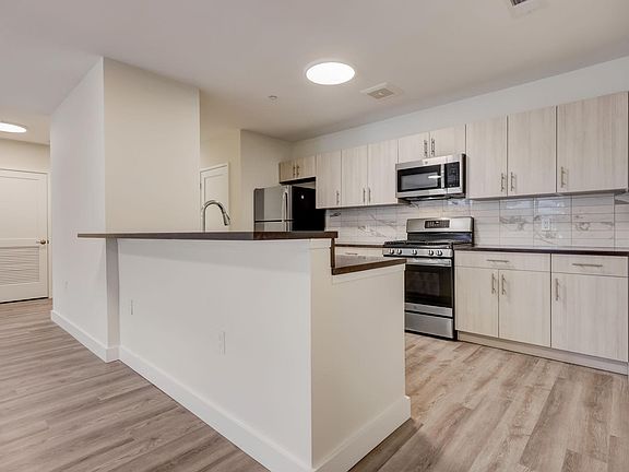 4th image of 416 Highland Ave #410