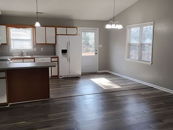 5th image of 422 Holly St