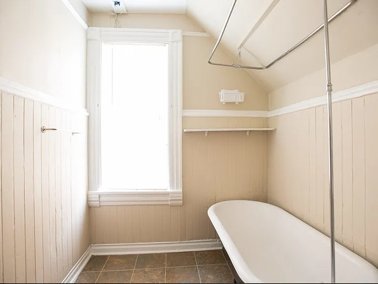 $1395 2 BR, 1 BA Upper Flat in an 1800's Victorian Home - 1704 E Bradford — Photo 8