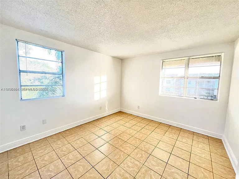 1227 SW 46th Ave #304 — Photo 11