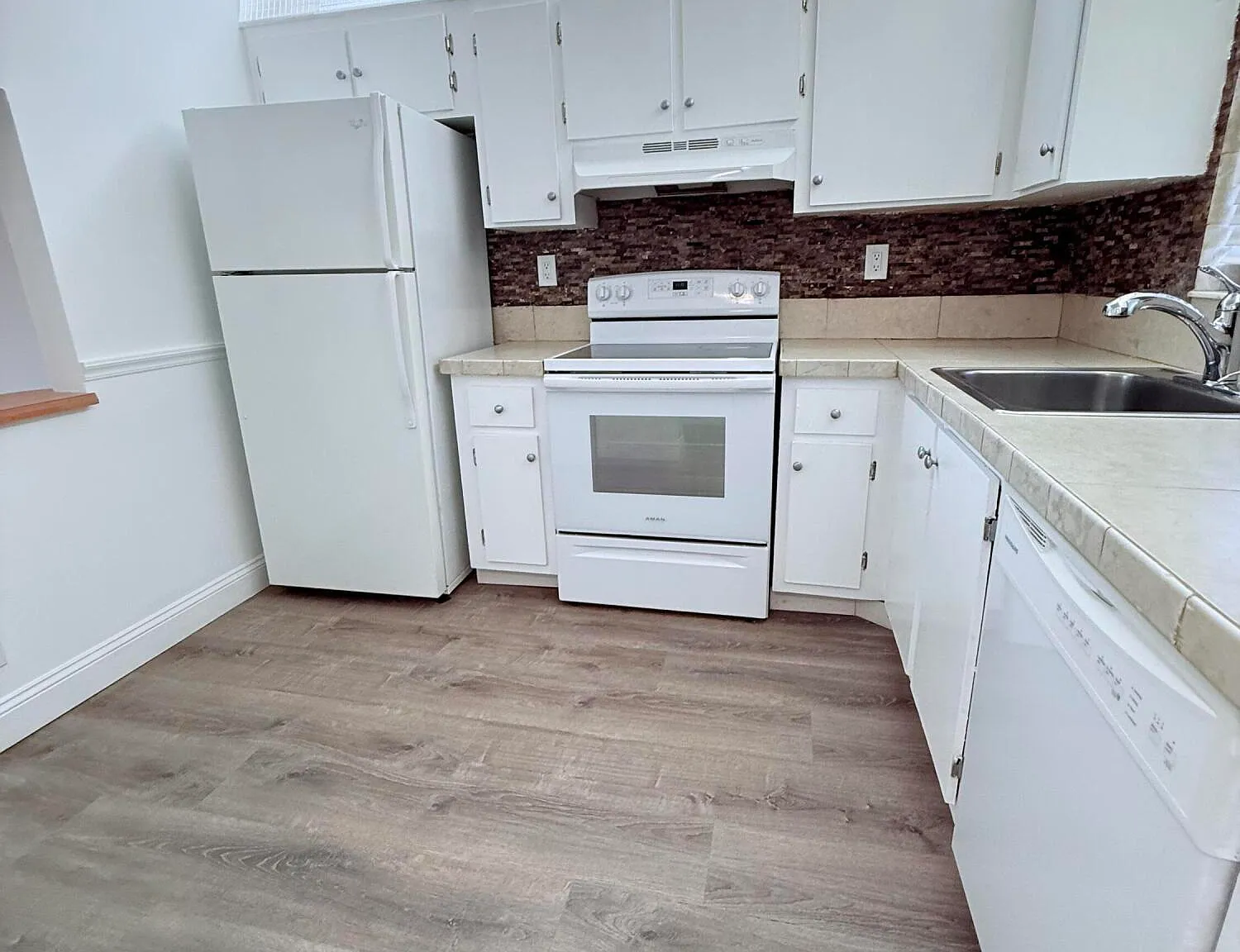 2 bed, 2.0 bath, 900 sqft, $2,000 — Photo 2