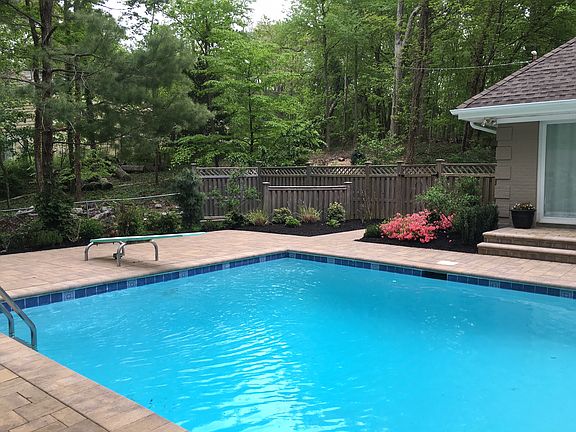 2nd image of 8 Valleywood Ct W