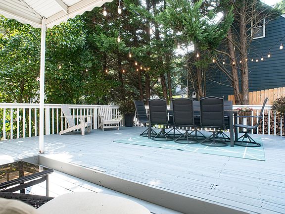 Large Deck Great for Hosting/Relaxing