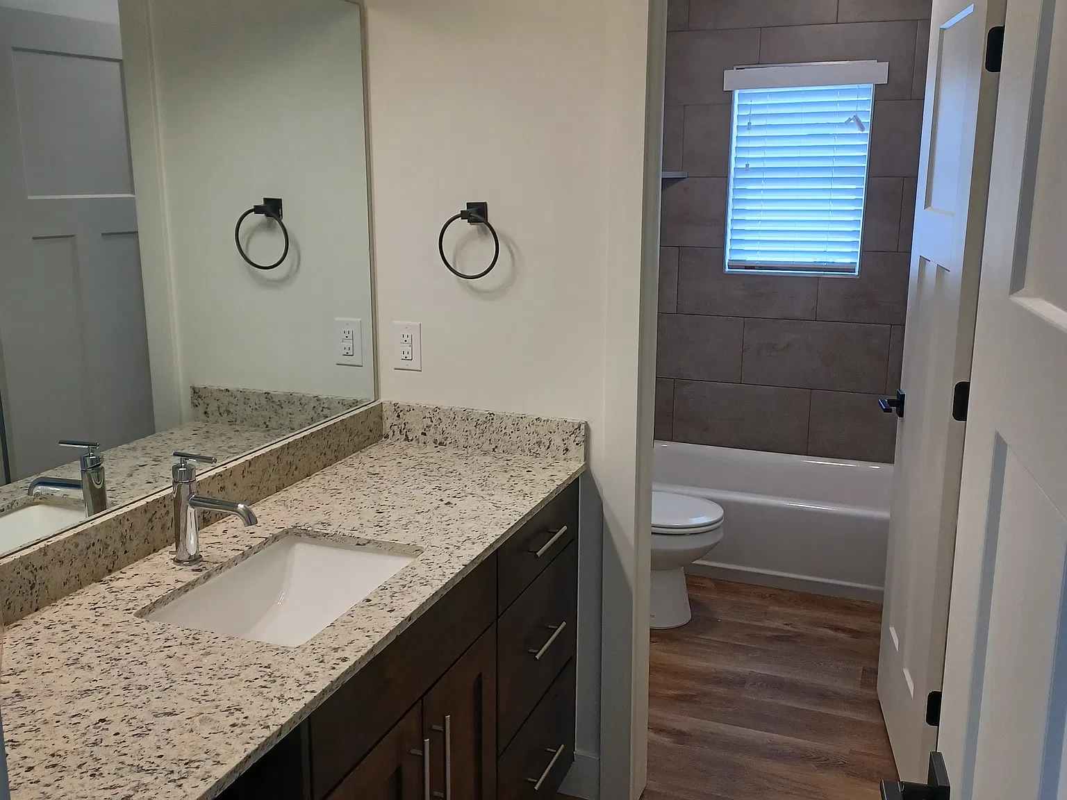3 bed, 2.5 bath, 1718 sqft, $1,995 — Photo 3