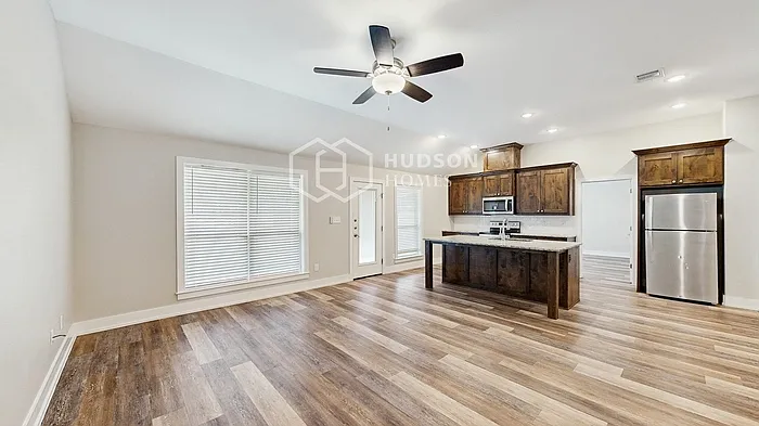 318 E Lake St — Photo 5