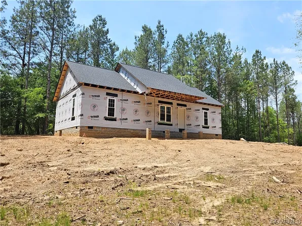 11 E Courthouse Rd, Blackstone, VA 23824