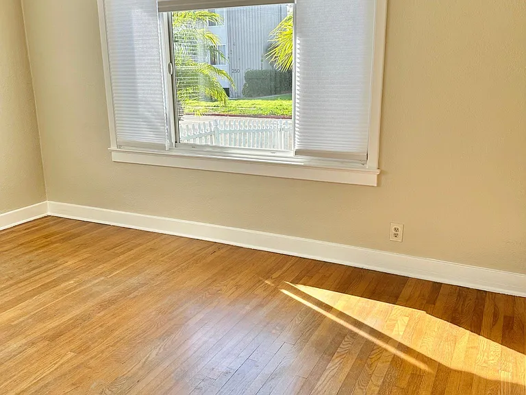 242 N Sierra Ave — Photo 15