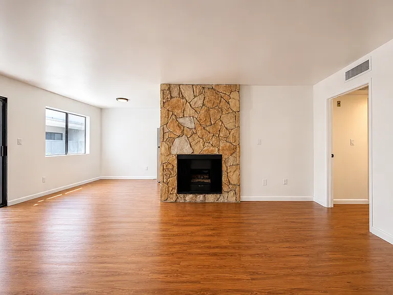 Moorpark Lofts — Photo 3