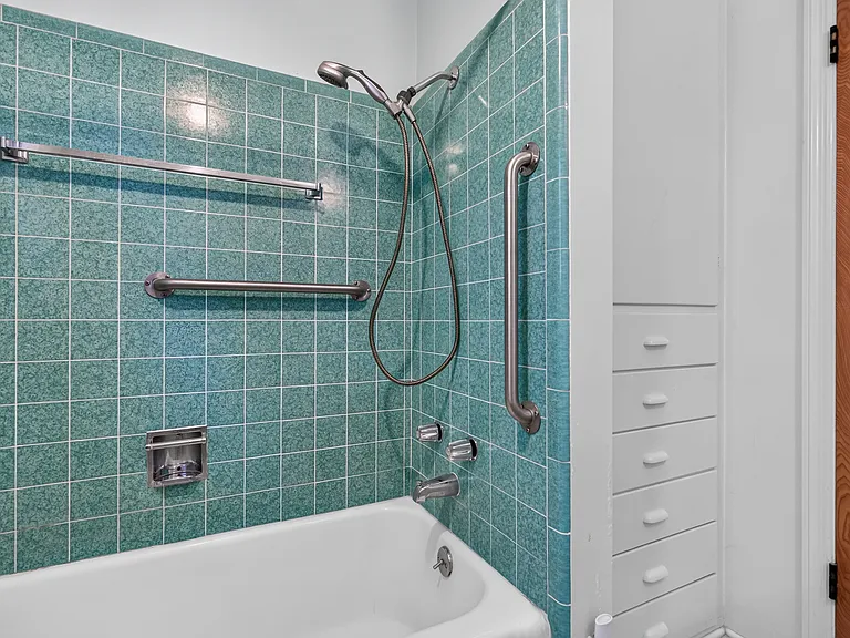 655 Altamont St — Photo 9