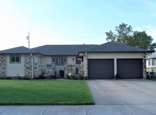 5513 Navajo Rd, Great Bend, KS 67530