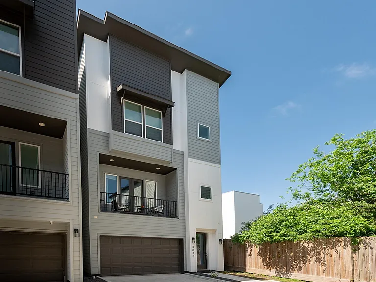 3030 Live Oak St — Photo 2